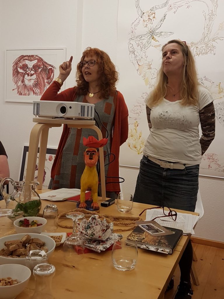 Susanne Haun und Beate Gernhuber beim Kunstsalon in Berlin